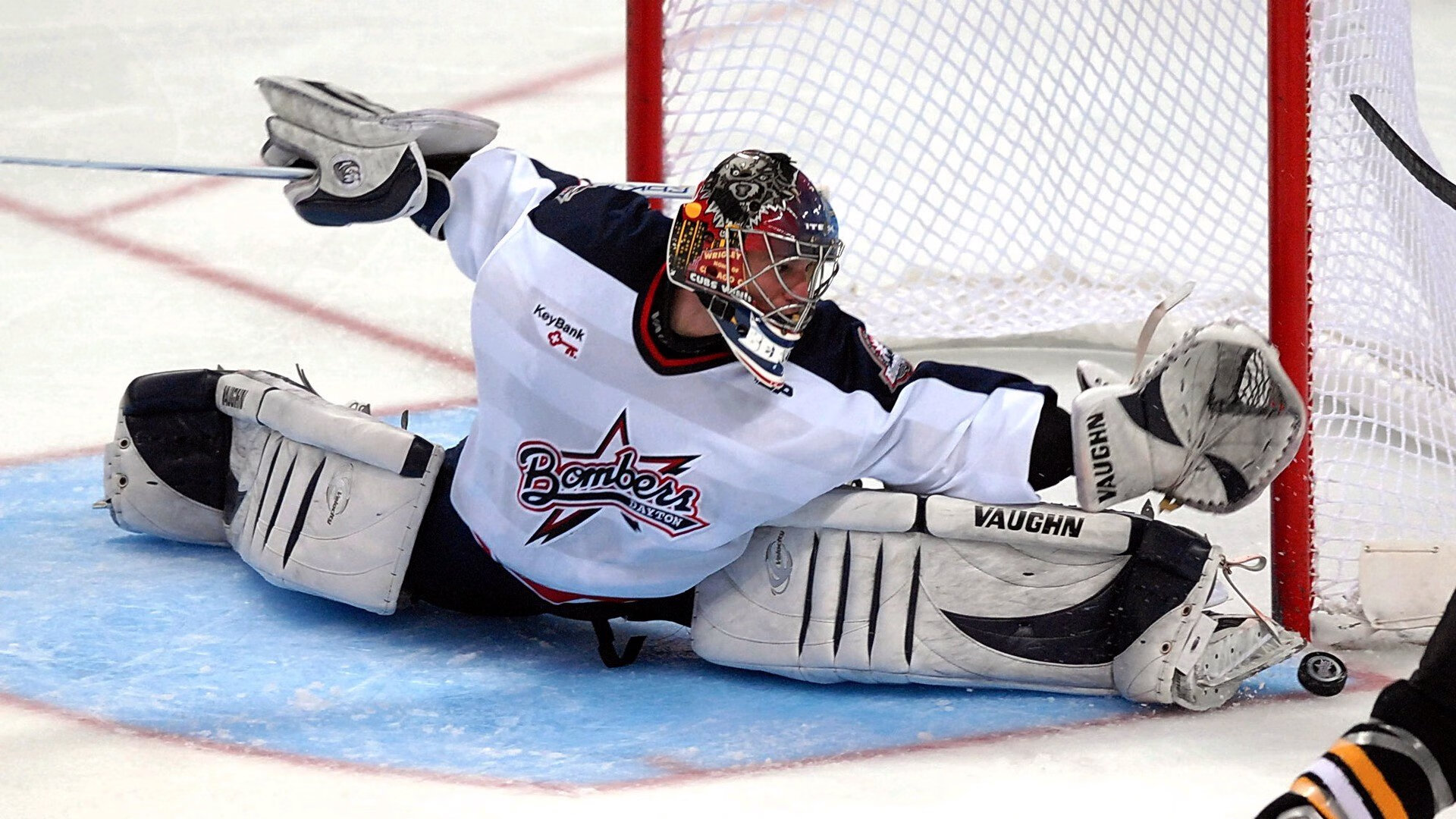 “飞盘争夺：三叉湖田径场上演极速空中对抗”