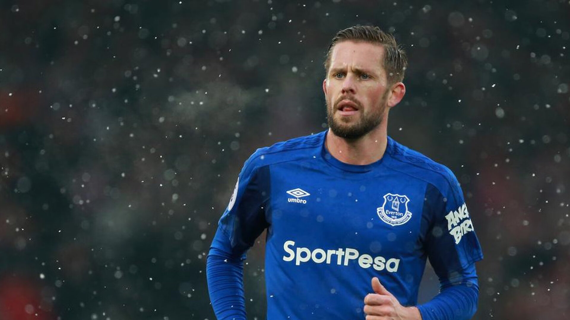 里昂围绕核心展开全队进攻节奏，里昂队友